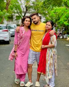 बॉयफ्रेंड रॉकी जायसवाल की बहनों ने ‘भाभी’ Hina Khan को बांधी राखी, तस्वीरों में दिखा खास बॉन्ड