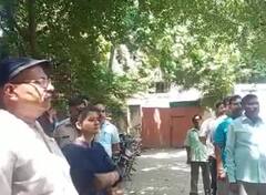 Watch: बाराबंकी में आबकारी इंस्पेक्टर का गजब बयान, कहा- 'युवाओं को नशीली दवाओं से बचाना है शराब से नहीं'