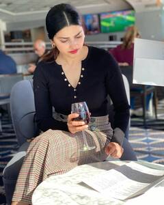 ઓસ્ટ્રેલિયામાં હાથમાં રેડ વાઇનનો ગ્લાસ સાથે જોવા મળી પ્રાચી દેસાઇ