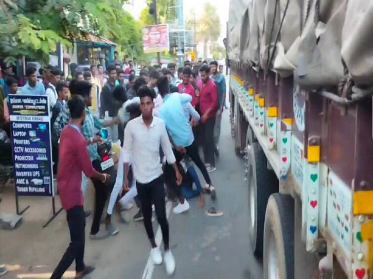 Students of a private college involved in conflict at Nagapattinam TNN தனியார் கல்லூரி மாணவர்கள் மோதல்.. நாகையில் பரபரப்பு..!