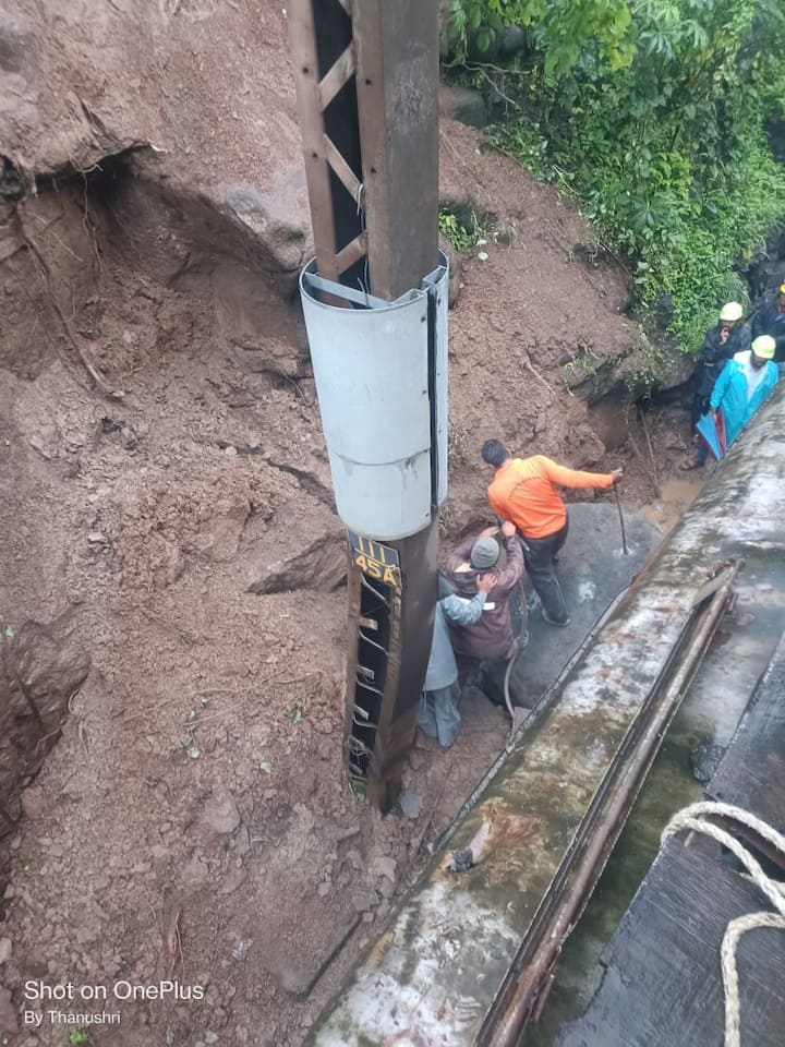 मात्र पुणे मुंबई रेल्वे वाहतूक पूर्वपदावर येण्यासाठी काही काळ लागणार आहे.