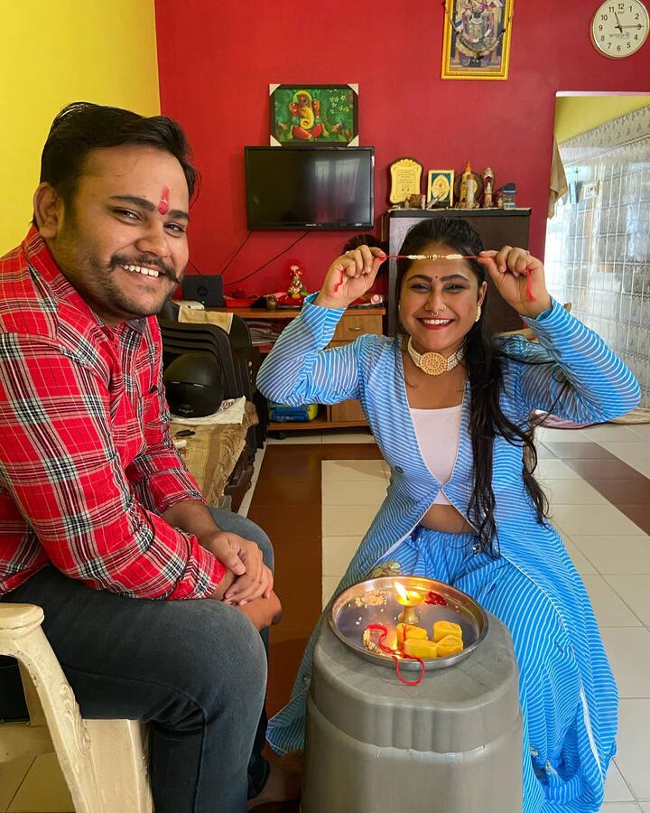 प्रियंका पंडित ने ये तस्वीरें अपने इंस्टाग्राम अकाउंट पर शेयर की हैं. जिसमें वो अपने भाई को राखी बांधते हुए नजर आ रहा हैं.