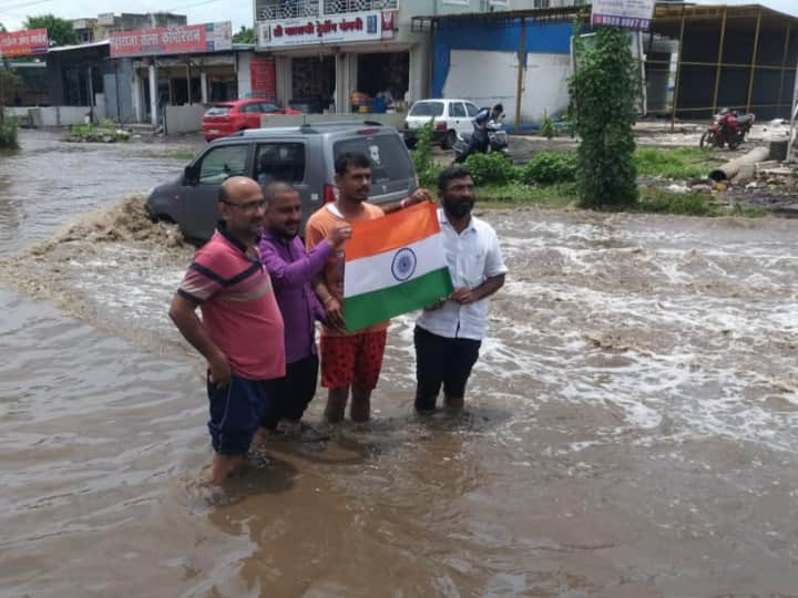 Pune Independence Day Celebration To Be Organised In Accumulated Water Lohegaon-Wagholi Road Pune Independance Day: ...तर देशाचा अमृत महोत्सव साचलेल्या पाण्यात साजरा करू; पुणेकरांचा पालिकेला इशारा