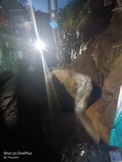 PHOTO : पुणे-मुंबई लोहमार्गावर दरड कोसळली, वाहतुकीवर परिणाम