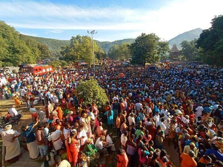 வெள்ளம் போல் காட்சியளிக்கும் மதுரை அழகர்கோயில் பக்தர்கள்.