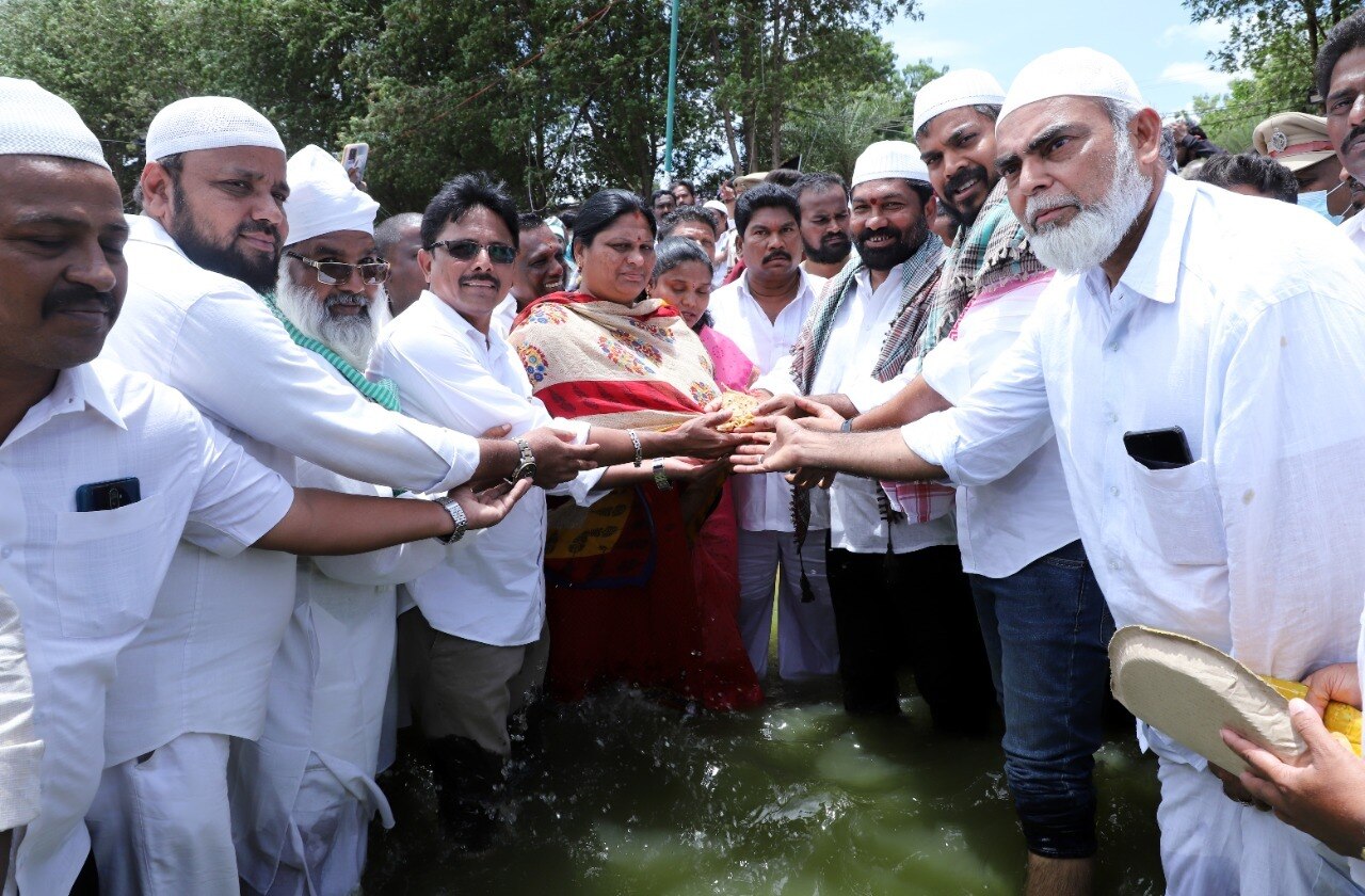 సంక్షేమ పథకాలు నిరాటంకంగా కొనసాగాలని కోరుతూ రొట్టెలు మార్చుకున్న వైసీపీ లీడర్లు