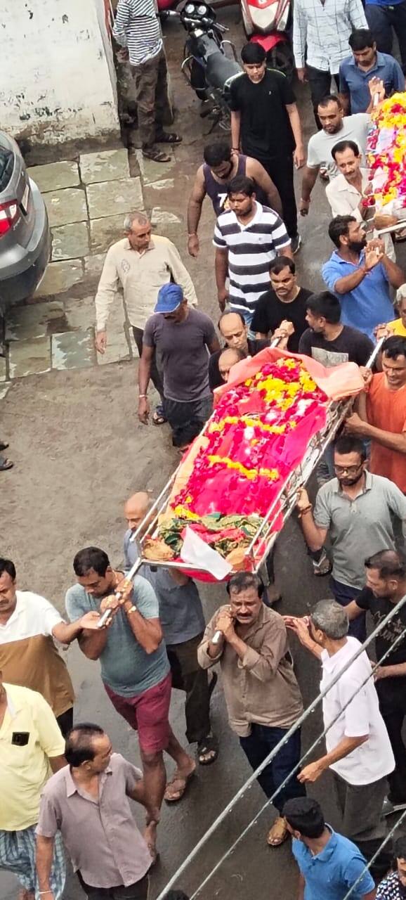 આણંદઃ આણંદ જિલ્લાના સોજીત્રામાં ગઇકાલે મોટો અકસ્માત સર્જાયો હતો.  આ  ત્રિપલ અકસ્માતમાં 6 લોકોના ઘટનાસ્થળે જ કમકમાટીભર્યા મોત થયા હતા. જેમાં 3 સભ્યો એક જ પરિવારના છે.