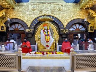 andhra man donates 37 lakhs worth gold crown to Shiradi Saibaba temple ஷீரடி சாய்பாபா கோயிலுக்கு ரூ.37 லட்சத்துக்கு தங்க கிரீடம்... முன்னாள் எம்எல்ஏ நன்கொடை