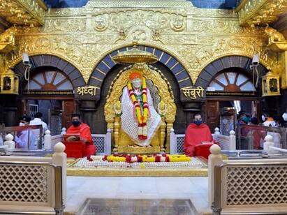 andhra man donates 37 lakhs worth gold crown to Shiradi Saibaba temple ஷீரடி சாய்பாபா கோயிலுக்கு ரூ.37 லட்சத்துக்கு தங்க கிரீடம்... முன்னாள் எம்எல்ஏ நன்கொடை