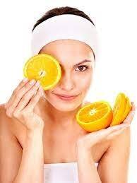 સ્કિનને મોશ્ચરાઇઝ રાખવા માટે આપ સારૂ મોશ્ચરાઇઝર પસંદ કરી શકો છો. તેનાથી સ્કિન સોફ્ટ રહે છે અને ડ્રાયનેસ નથી આવતી. હંમેશા જેન્ટલ ક્લિન્ઝર અને સારા મોશ્ચરાઇઝરનો ઉપયોગ કરો કારણ કે તે સ્કિનના મોઇશ્ચરને લોક કરી દે છે. ઉંમર વધ્યા પછી એજ સ્પોટ  પિગમેન્ટેશન, ડાઘ, કરચલીની  સામાન્ય સમસ્યા છે. તેથી, સ્કિન કેર માટે વિટામિન સી યુક્ત પ્રોડક્ટનો ભરપૂર ઉપયોગ કરો.