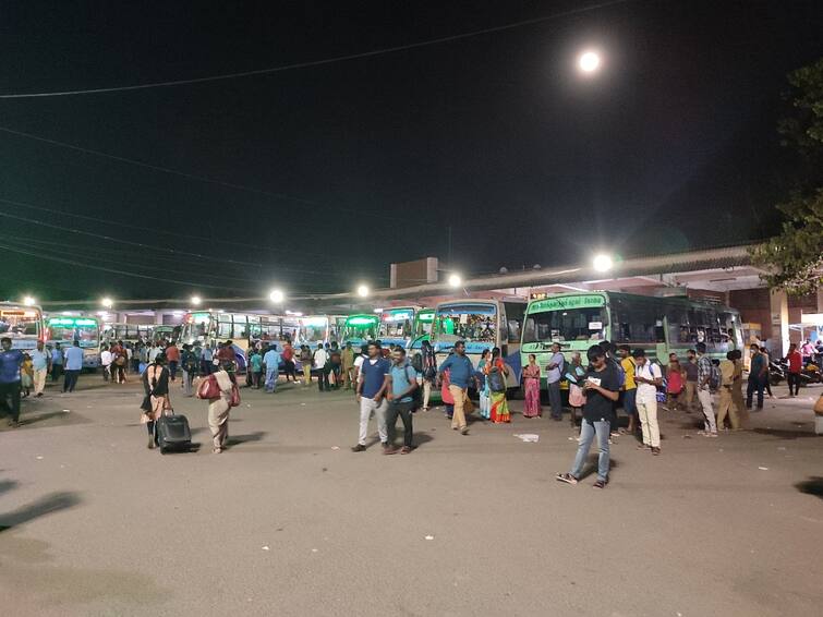 Passengers gathered at the bus station to go abroad due to continuous holiday in Coimbatore கோவை : தொடர் விடுமுறையால் சொந்த ஊர்களுக்கு படையெடுத்த பயணிகள்.. பேருந்து நிலையங்களில் குவிந்த கூட்டம்