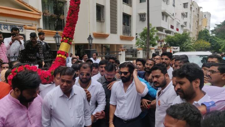 15 फुटाहून मोठा हार घालत कार्यकर्त्यांकडून अमित ठाकरे यांचे स्वागत केलं.