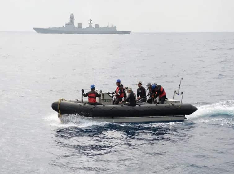 Pakistan Navy Rescues 9 Indian Crew Members After Vessel Capsizes In Arabian Sea Pak Navy Saves: আরব সাগরে ডুবন্ত ভারতীয় ভেসেল, ৯ কর্মীকে বাঁচাল পাক নৌসেনা