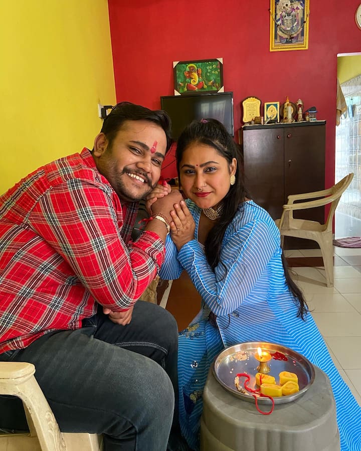 Priyanka Pandit Rakhi: भोजपुरी सिनेमा की फेमस एक्ट्रेस प्रियंका पंडित (Priyanka Pandit) सोशल मीडिया पर काफी एक्टिव हैं. अक्सर अपनी बोल्ड तस्वीरें शेयर करने वाली प्रियंका राखी पर ट्रेडिशनल लुक में नजर आईं. एक्ट्रेस ने राखी के मौके पर  भाई के साख कुछ लेटेस्ट तस्वीरें शेयर की है.....