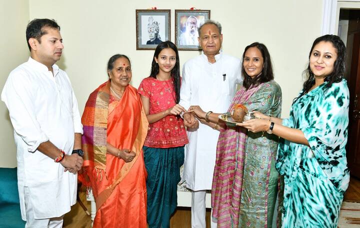 मुख्यमंत्री अशोक गहलोत ने रक्षाबंधन पर्व अपने पुत्र राजस्थान क्रिकेट एसोसिएशन के अध्यक्ष वैभव गहलोत व परिवार के साथ जयपुर स्थित सरकारी आवास में मनाया.