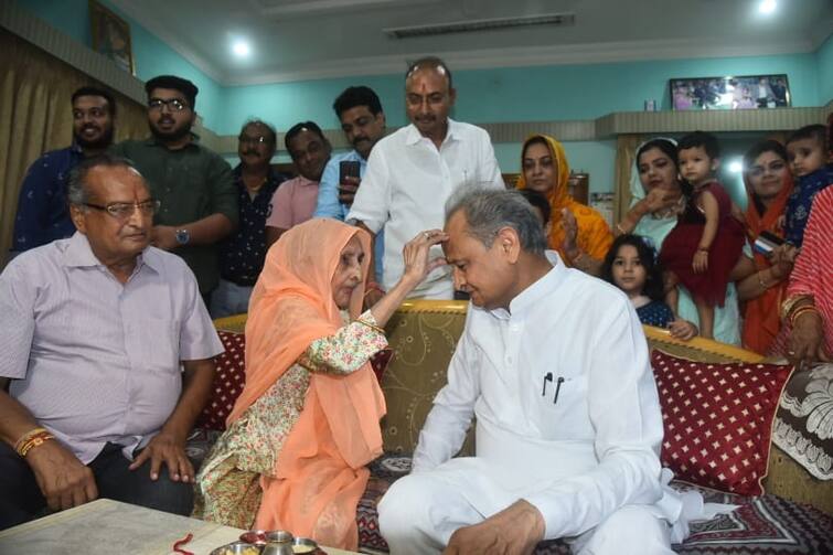Rajasthan Chief Minister Ashok Gehlot tied rakhi to his elder sister Vimala Devi ann Raksha Bandhan 2022: बड़ी बहन के घर पहुंचकर सीएम गहलोत ने बंधवाई राखी, दिया ये खास संदेश