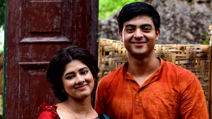 Ditipriya-Dibyojyoti: এই গানটি নিয়ে দিতিপ্রিয়া বলছেন, 'এই গল্প আদ্যপান্ত প্রেমের, যার মধ্যে সারল্য রয়েছে। দুর্গার মতো একটা চরিত্রে অভিনয় করতে পেরে ভালো লাগছে'