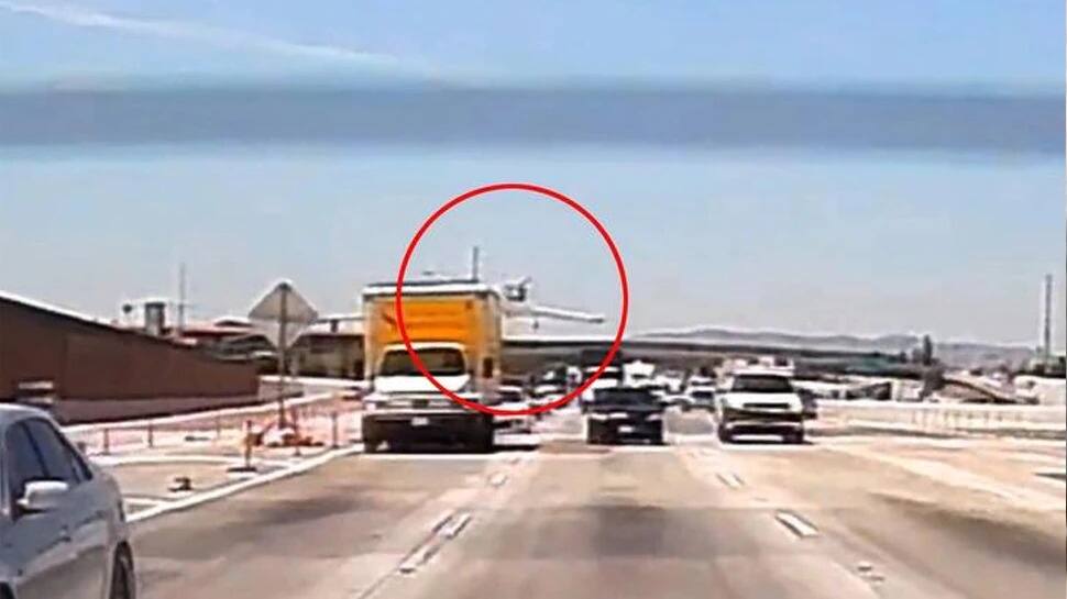 plane came flying through the air landed between the vehicles on the highway Viral Video: ਹਵਾ 'ਚ ਉੱਡਦਾ ਹੋਇਆ ਆਇਆ ਜਹਾਜ਼, ਹਾਈਵੇ 'ਤੇ ਵਾਹਨਾਂ ਦੇ ਵਿਚਕਾਰ ਹੋਇਆ ਲੈਂਡ, ਖਤਰਨਾਕ ਹਾਦਸੇ ਦਾ ਵੀਡੀਓ ਵਾਇਰਲ