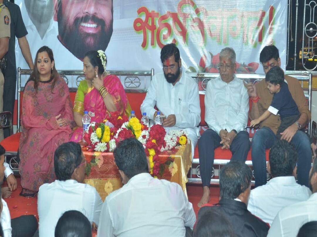 CM Eknath Shinde : मुख्यमंत्री झाल्यानंतर प्रथमच एकनाथ शिंदे दरे या मूळ गावी, गावकऱ्यांकडून ढोल ताशांच्या गजरात मिरवणूक Eknath Shinde entered his native village Dare for the first time after becoming Chief Minister, the villagers gave him a warm welcome CM Eknath Shinde : मुख्यमंत्री झाल्यानंतर प्रथमच एकनाथ शिंदे दरे या मूळ गावी, गावकऱ्यांकडून ढोल ताशांच्या गजरात मिरवणूक