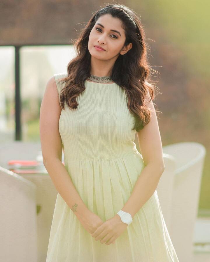 உயரில் பெரிதாய் இல்லையடி