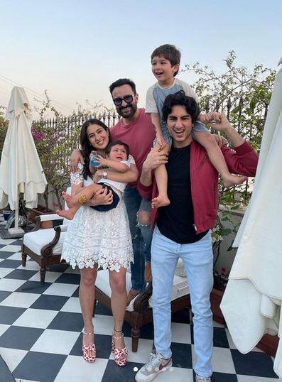 ਸਾਰਾ ਅਲੀ ਖਾਨ ਆਪਣੇ ਸੌਤੇਲੇ ਭਰਾ ਤੈਮੂਰ ਅਲੀ ਖਾਨ ਅਤੇ ਜੇਹ ਨੂੰ ਵੀ ਬਹੁਤ ਪਿਆਰ ਕਰਦੀ ਹੈ। ਇੰਨਾ ਹੀ ਨਹੀਂ ਉਸ ਦੀ ਸੈਫ ਦੀ ਦੂਜੀ ਪਤਨੀ ਕਰੀਨਾ ਕਪੂਰ ਨਾਲ ਵੀ ਚੰਗੀ ਬਾਂਡਿੰਗ ਹੈ।