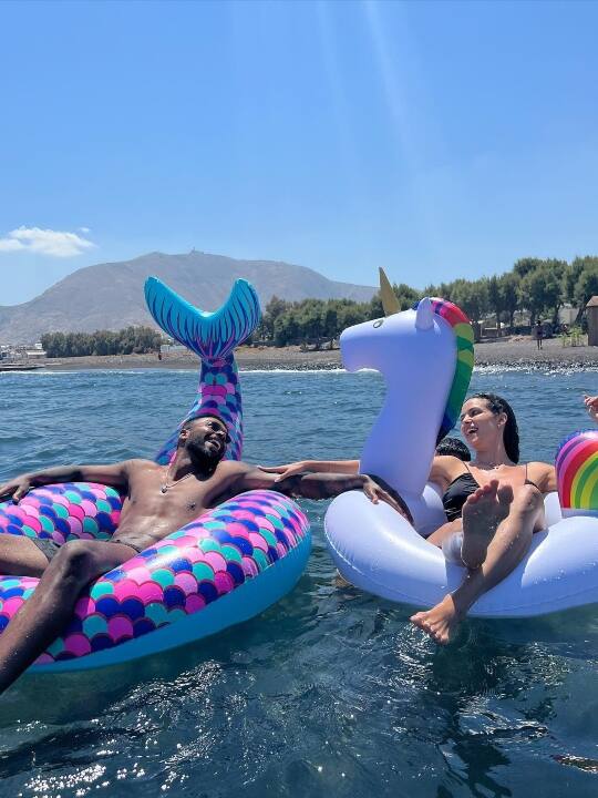 હાર્દિક પંડ્યાએ પત્ની સાથે ગ્રીસમાં રોમેન્ટિક પોઝ આપ્યા