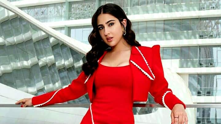 কিন্তু কিছুদিনের মধ্যেই সেই সম্পর্ক ভেঙে যায়। এরপর কৃতি শ্যাননের সঙ্গে সম্পর্কে জড়ান সুশান্ত। এরপর সুশান্তের মৃত্যুর পরেও সারা আলি খানের নাম উঠে এসেছে একাধিকবার। শোনা যায়, সম্পর্ক পরিণতি না পেলেও সুশান্তের সঙ্গে যোগাযোগ ছিল সারার। এমনকি মাদক মামলায় জড়িয়ে গিয়েছিল তাঁর নামও।