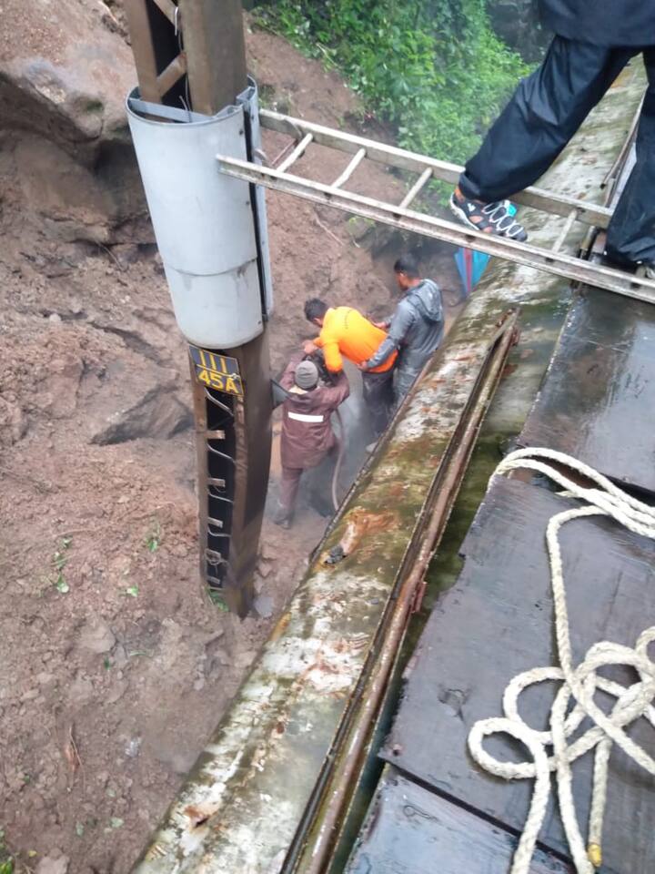 अप लाईनवरील वाहतूक मिडल लाईनकडे वळवण्यात आल्याने रेल्वे सेवा सुरळीत सुरु आहे.