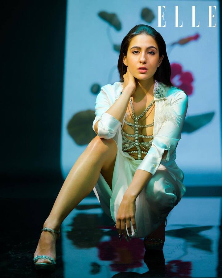 साराचे वडील सैफ अली खान (Saif Ali Khan) आणि आई अमृता सिंह (Amruta Singh) दोघेही प्रसिद्ध कलाकार आहेत. केवळ आई-वडीलच नव्हे तर, आजी देखील सुप्रसिद्ध अभिनेत्री असल्याने सारावर लहानपणापासूनच अभिनयविश्वाचा प्रभाव होता.