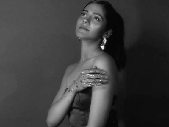 Simran Choudhary Photos: బ్లాక్ అండ్ వైట్ లుక్ లో హైదరాబాద్ అమ్మాయ్ అదిరింది Simran Choudhary Photos: బ్లాక్ అండ్ వైట్ లుక్ లో హైదరాబాద్ అమ్మాయ్ అదిరింది