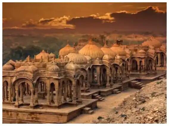જેસલમેર જૂના યુગની યાદ અપાવે છે. જેસલમેર ફરવા માટે ખૂબ જ સુંદર સ્થળ છે. થાર રગિસ્તાનના અંતહિન વિસ્તાર સાથે આપ અહીં કેમલ રાઇડ, ડેર્જડ કેમિંગ, ટિબ્બા બેશિઘ જેવા એડવેન્ચર સ્પોર્ટસની મજા લઇ શકો છો.