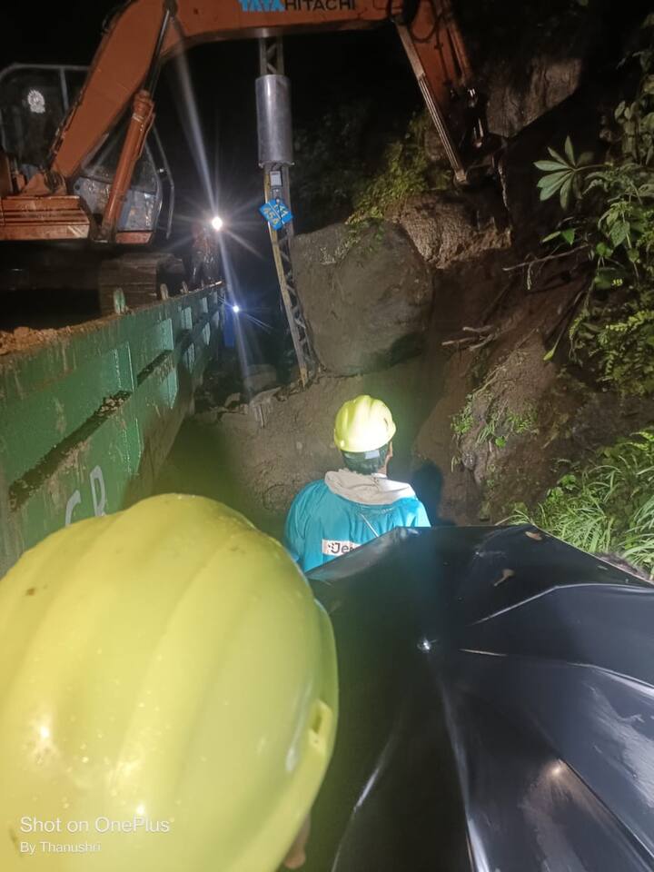 दरड हटवण्याचं काम पूर्ण झालं असून अद्याप रेल्वे एक तास उशिराने धावत आहे.