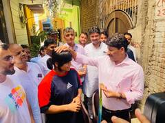 Delhi News: मनोज तिवारी ने पहलवान दिव्या काकरान को दिया 5 लाख रुपये का इनाम, AAP पर साधा निशाना