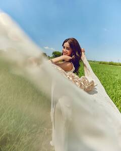 Ananya Panday Pics: 'सेल्फी क्वीन' अनन्या पांडेने वेधलं लक्ष, नवे फोटो पाहून चाहते घायाळ!