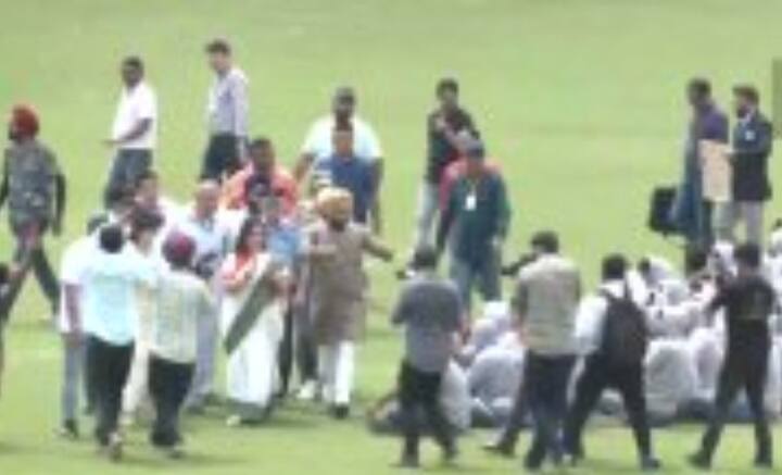 একটি স্বেচ্ছাসেবী সংগঠন এবং চণ্ডীগড় ইউনিভার্সিটি যৌথ ভাবে এই অসম্ভবকে সম্ভব করে দেখিয়েছে। হাজার হাজার ছাত্রছাত্রীকে জড়ো করে বিশ্বের বৃহত্তম ‘মানব পতাকা’ গড়ে তুলল তারা।