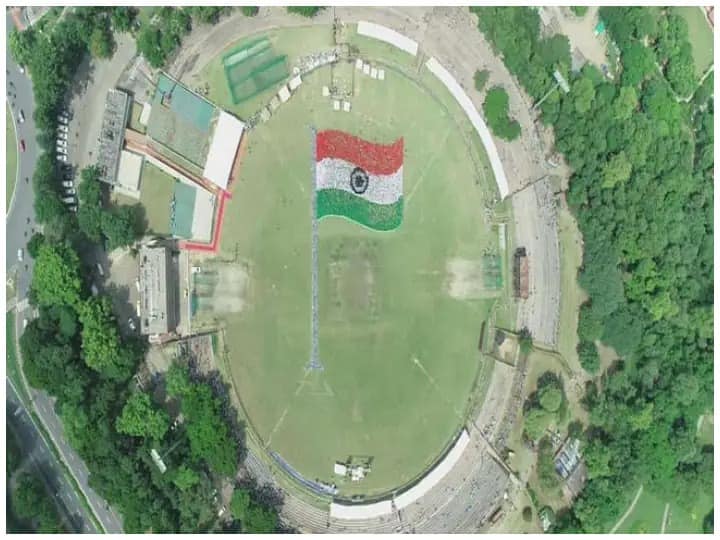 guinness world record largest human image of a waving national flag chandigarh azadi ka amrit mahotsav marathi news Trending News : चंदीगडमध्ये जागतिक विक्रम; तब्बल 7500 विद्यार्थ्यांनी बनवला मानवी ध्वज, पाहा व्हिडीओ