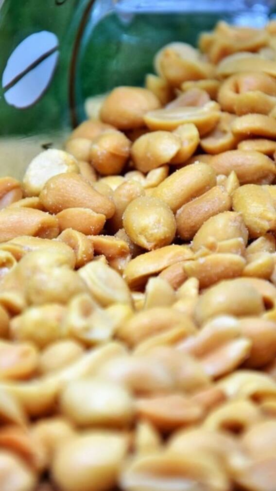 বাদাম ভেজানো খাওয়া উপকারী নাকি ক্ষতিকর?