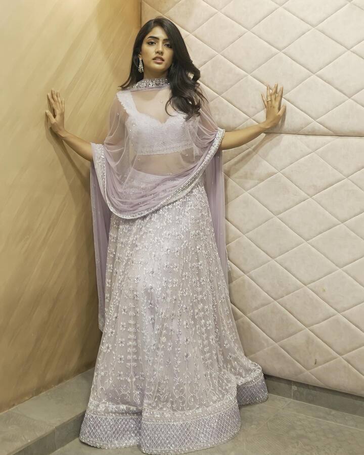 మెరిసే లెహంగాలో మరింత మెరిసిపోతున్న ఈషా రెబ్బ. Image Credit: Eesha Rebba/ Instagram