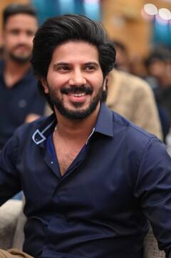 Dulquer Salmaan: க்ளாசிக் ப்ளாக் உடையில் சீதா ராமம் நாயகன்!