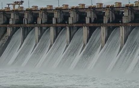 Ujani Dam : उजनी धरणातून 40 हजार क्यूसेकने भीमा नदीत विसर्ग सुरु, नदीकाठाच्या गावांना सतर्कतेचा इशारा