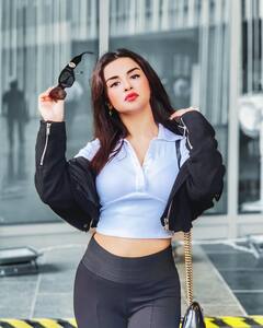 Avneet Kaur : अवनीत कौरचा स्टायलिश अंदाज, पाहा ग्लॅमरस अदा!