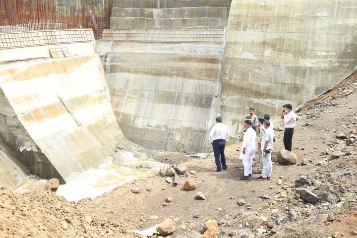 Cm Shivraj Singh Chouha brief PM Narendra Modi about seepage in under construction dam on Karam River in Dhar ANN MP News : सीएम शिवराज सिंह चौहान ने बांध में आए दरार से पैदा हुए हालात की जानकारी पीएम को दी, केंद्र सरकार के इन दो मंत्रियों से भी की बात
