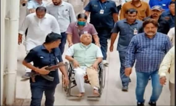 મહેસાણાઃ તિરંગા યાત્રા દરમિયાન પૂર્વ CM નીતિન પટેલને લીધા રખડતા ઢોરે અડફેટે, જુઓ આ વીડિયો