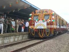 Kanker News: आजादी के 75 साल बाद अंतागढ़वासियों को मिली यात्री ट्रेन की सौगात, लोगों ने तिरंगा लहराकर किया स्वागत