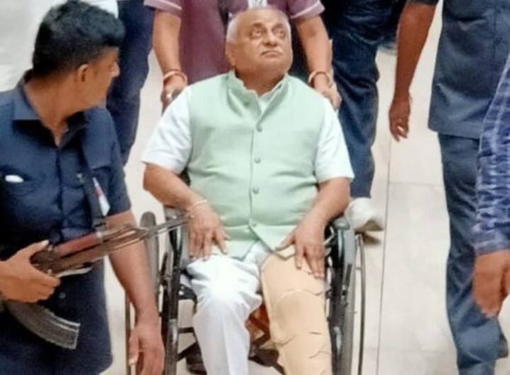 gujarat former deputy CM injured stary cattle Attack in tiranga yatra Stray Cattle Attack Nitin Patel: तिरंगा यात्रा के दौरान गाय ने किया गुजरात के पूर्व डिप्टी सीएम पर हमला, पैर में गंभीर चोट