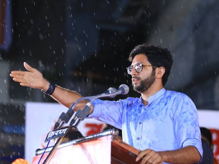 Maharashtra Politics After Eknath Shinde's rebellion Aaditya Thackeray came to the fray to save Shiv Sena Maharashtra Politics: एकनाथ शिंदे की बगावत के बाद शिवसेना को बचाने मैदान में उतरे आदित्य ठाकरे, कर रहे हैं ताबड़तोड़ दौरे