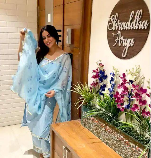 ਇਸ ਦੌਰਾਨ ਸ਼ਰਧਾ ਆਰੀਆ ਆਪਣੇ ਨਵੇਂ ਘਰ 'ਚ ਬਲੂ ਕਲਰ ਦੇ ਸੂਟ 'ਚ ਖੂਬਸੂਰਤ ਪੋਜ਼ ਦਿੰਦੀ ਨਜ਼ਰ ਆ ਰਹੀ ਹੈ। ਉਹਨਾਂ ਦੀ ਅਤੇ ਘਰ ਦੀ ਖੂਬਸੂਰਤੀ ਨੂੰ ਦੇਖ ਕੇ ਫੈਨਜ਼ ਦੀਵਾਨਾ ਹੋ ਗਏ ਹਨ।