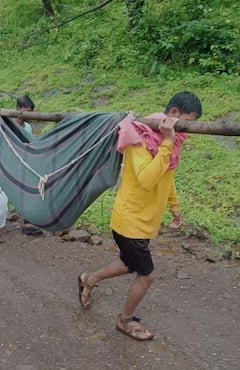 PHOTO : या झोळीत देशाचं भविष्य आहे...! गर्भवती महिलेला झोळीत घालून 3 किलोमीटरची पायपीट