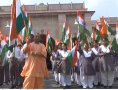 Har Ghar Tiranga: Lucknow में CM Yogi ने स्कूली बच्चों के साथ फहराया तिरंगा