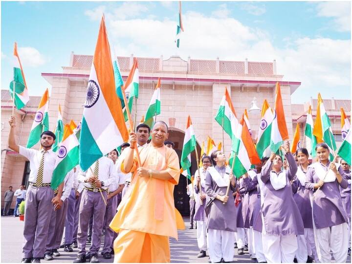 Lucknow  har ghar tiranga abhiyan begins CM Yogi Adityanath hoist tricolour at his official residence Har Ghar Tiranga: सीएम योगी ने की 'हर घर तिरंगा' अभियान की शुरुआत, सरकारी आवास पर फहराया राष्ट्रीय ध्वज